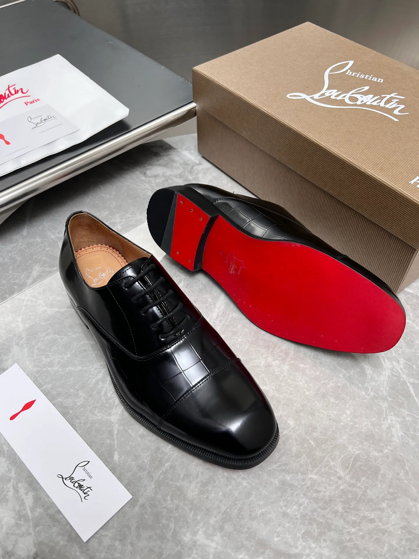 [CL red sole] Top P: 900💰 Number of yards: 39~44 (38.4546. Customized, non-refundable) CL new men's formal shoes Loaf leather shoes Christia* Loubouti* red sole shoes The red sole is luxurious and elegant, reshaping the style boundary of casual formal wear. It is extremely innovative in material selection, and creates a rich visual and tactile experience through the collision of different materials! Made of top-grade calfskin/glossy patent leather/spliced ​​technical fabric in contrasting colors. The upper is stitched by hand with fine and even stitching. It is based on the square-toe loafer shoe shape, with neat and elegant lines, which fits the toughness of men's wear. The upper is embellished with metal rivets, injecting individual details into classic loafers, breaking the mediocrity of casual shoes, and giving a concrete expression of "low-key luxury". From the original color/red cowhide lining inside the shoe to the instantly recognizable red sole, the "red sole" is not only the brand's visual identity, but also a "luxury codeword" when walking. The red sole exposed inadvertently conveys taste and identity instantly. From the innovative splicing of materials, to the personalized fusion of design, to the ingenious inheritance of craftsmanship, the Christian Louboutin men's loafer series is not only a pair of casual shoes, but also a "yuppie style" dressing weapon for men. Whether it is a casual business meeting or a casual look for daily travel, it can help you become a unique and stylish man in every occasion with its "red Loaf" attitude.